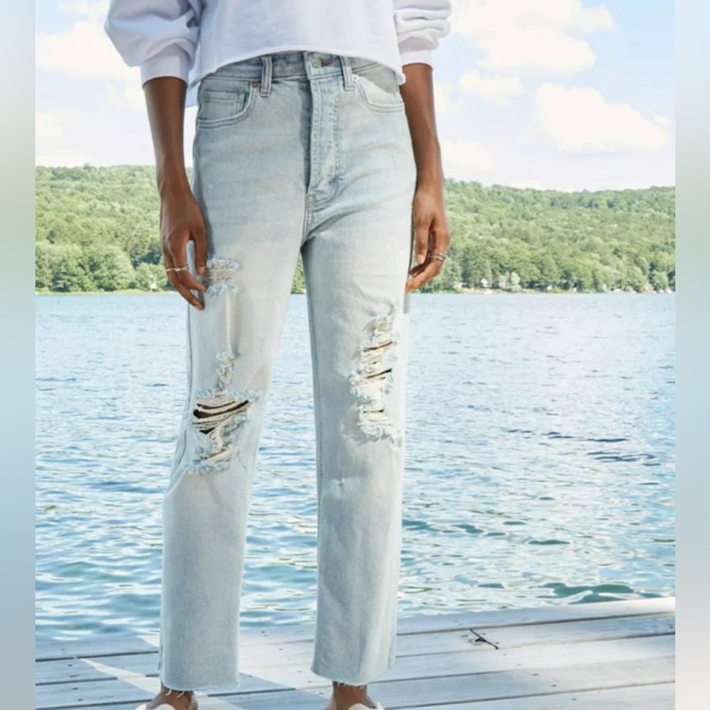 NWT High Rise Distressed Jeans
